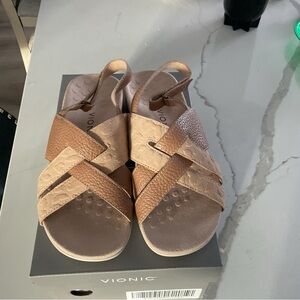 Vionic Women's Beige and Tan Crisscross Sandals